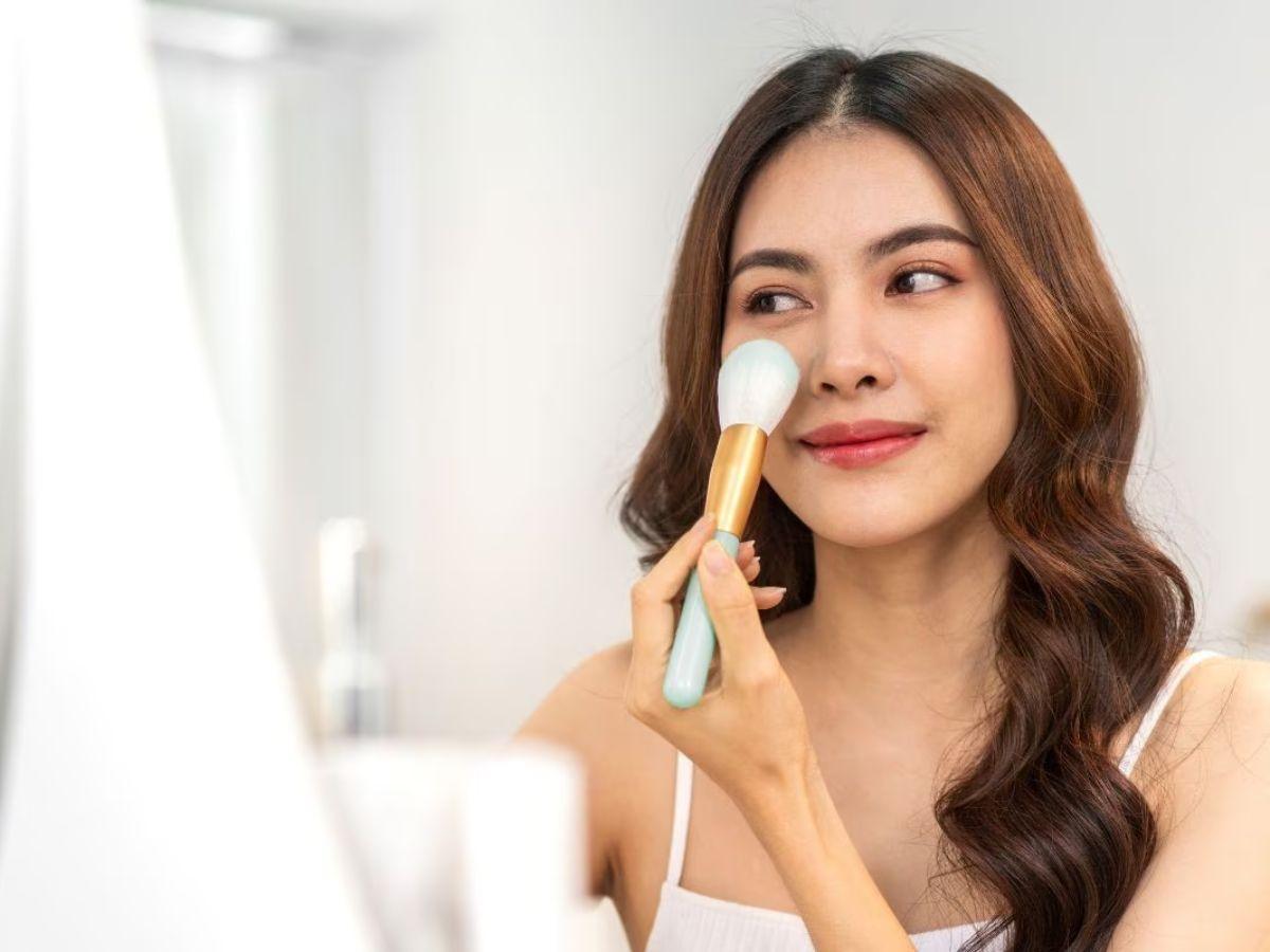 Dùng ngón tay áp út, cọ nhỏ hoặc mút ẩm để dặm nhẹ nhàng 