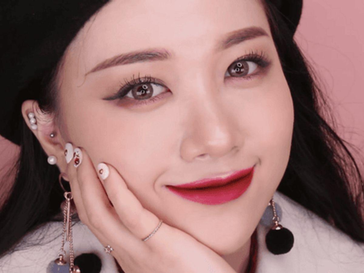 Nàng da ngăm có thể chọn màu son hồng mận, hồng đất và hồng tím