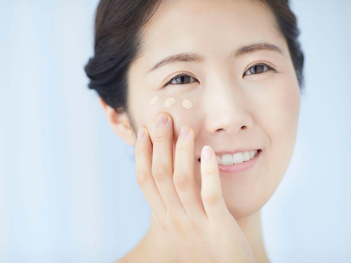 Tham khảo thêm tư vấn viên để chọn loại kem nền phù hợp chất da