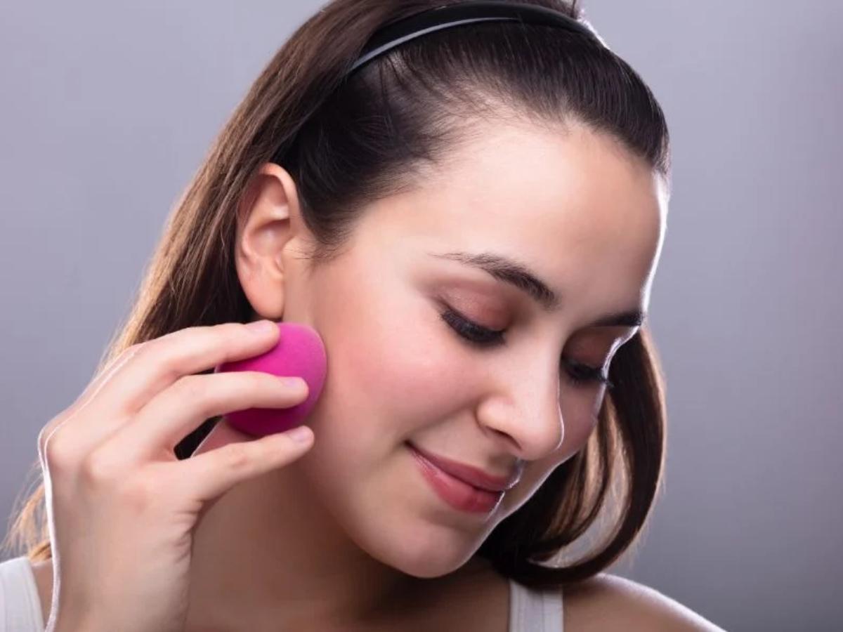 Dùng mút trang điểm ẩm dặm nhẹ để tán son