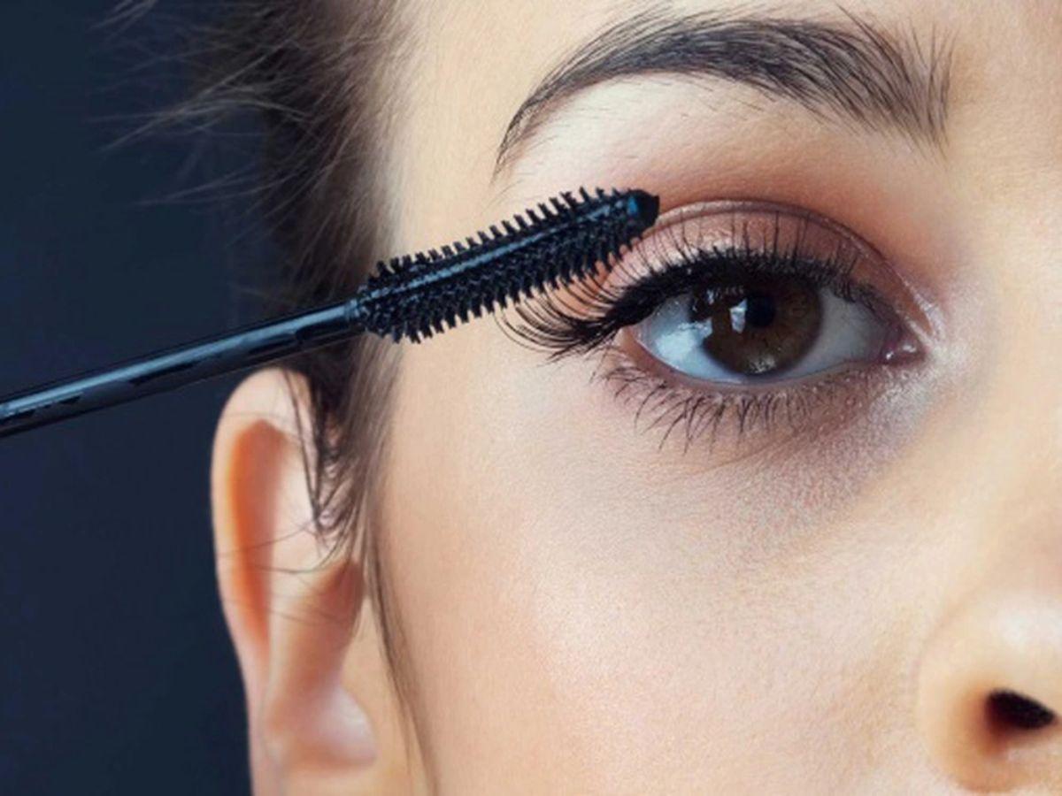 Kẻ mắt và chuốt mascara giúp đôi mắt thêm to tròn và quyến rũ hơn