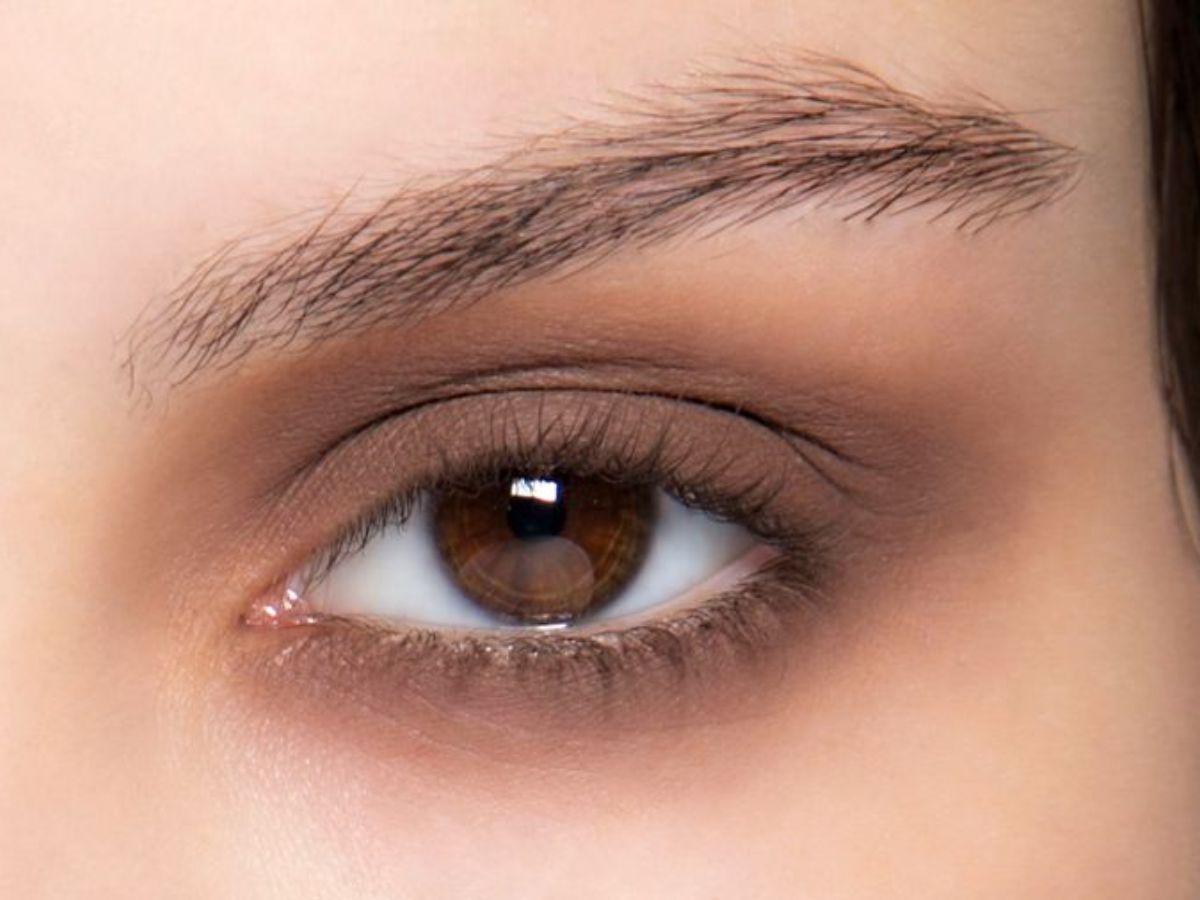 Mắt khói nâu tự nhiên mang đến vẻ đẹp ấm áp, nhẹ nhàng
