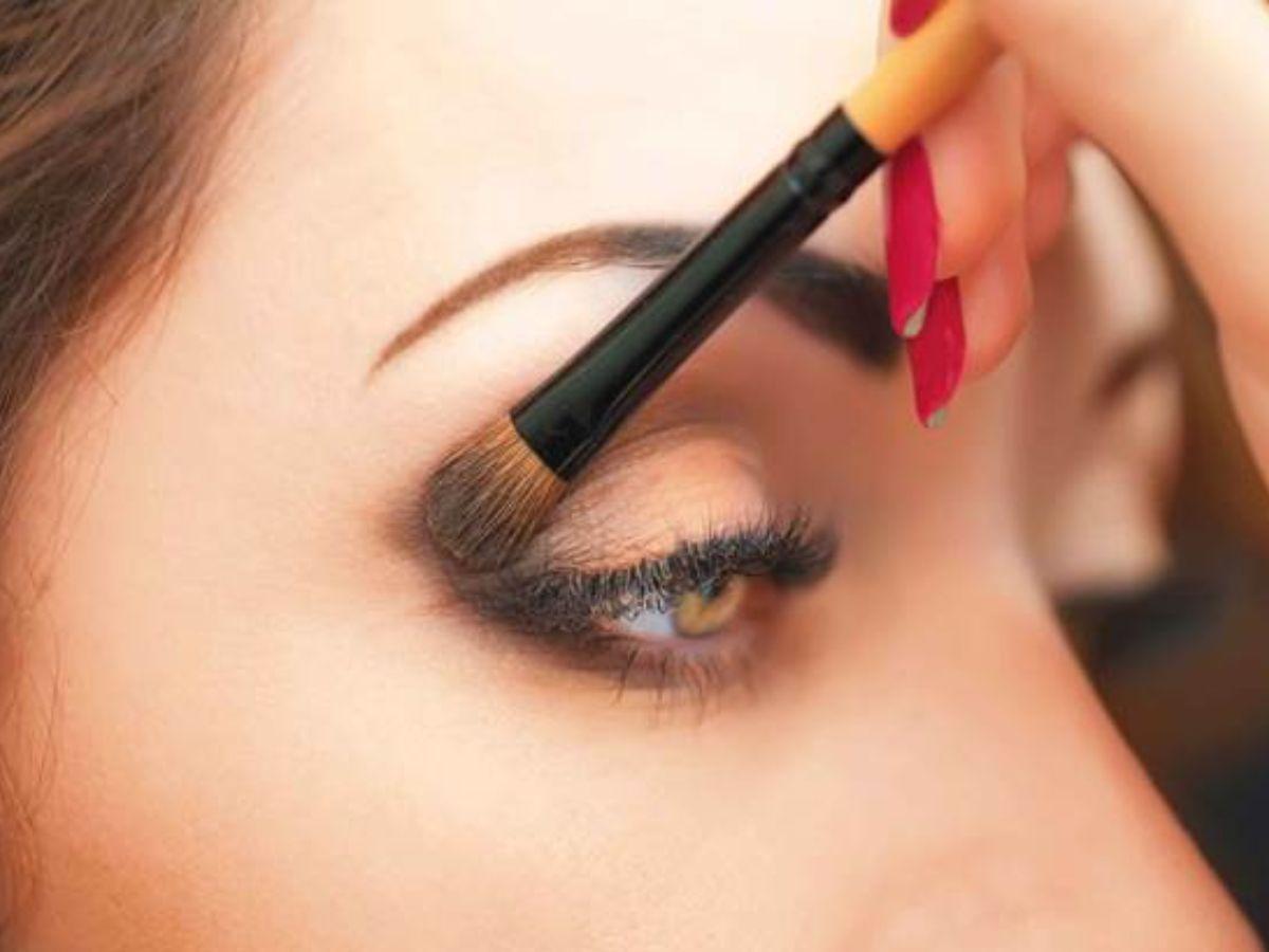 Nếu phấn mắt bị lem nhem thì có thể dùng cọ phẩy bớt phấn trước khi tán đều