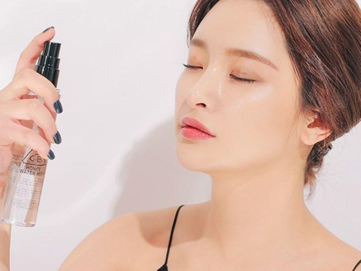 Xịt khóa trang điểm sẽ giúp lớp makeup bền màu và tươi tắn