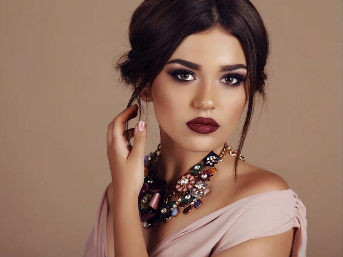 Có rất nhiều cách phối đồ đa dạng với trang điểm mắt khói
