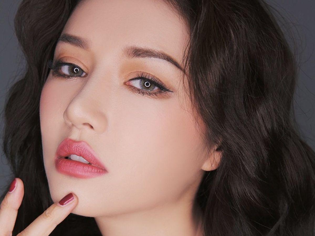 Nền da khỏe mạnh và kem che khuyết điểm sẽ giúp mắt khói thêm hoàn hảo