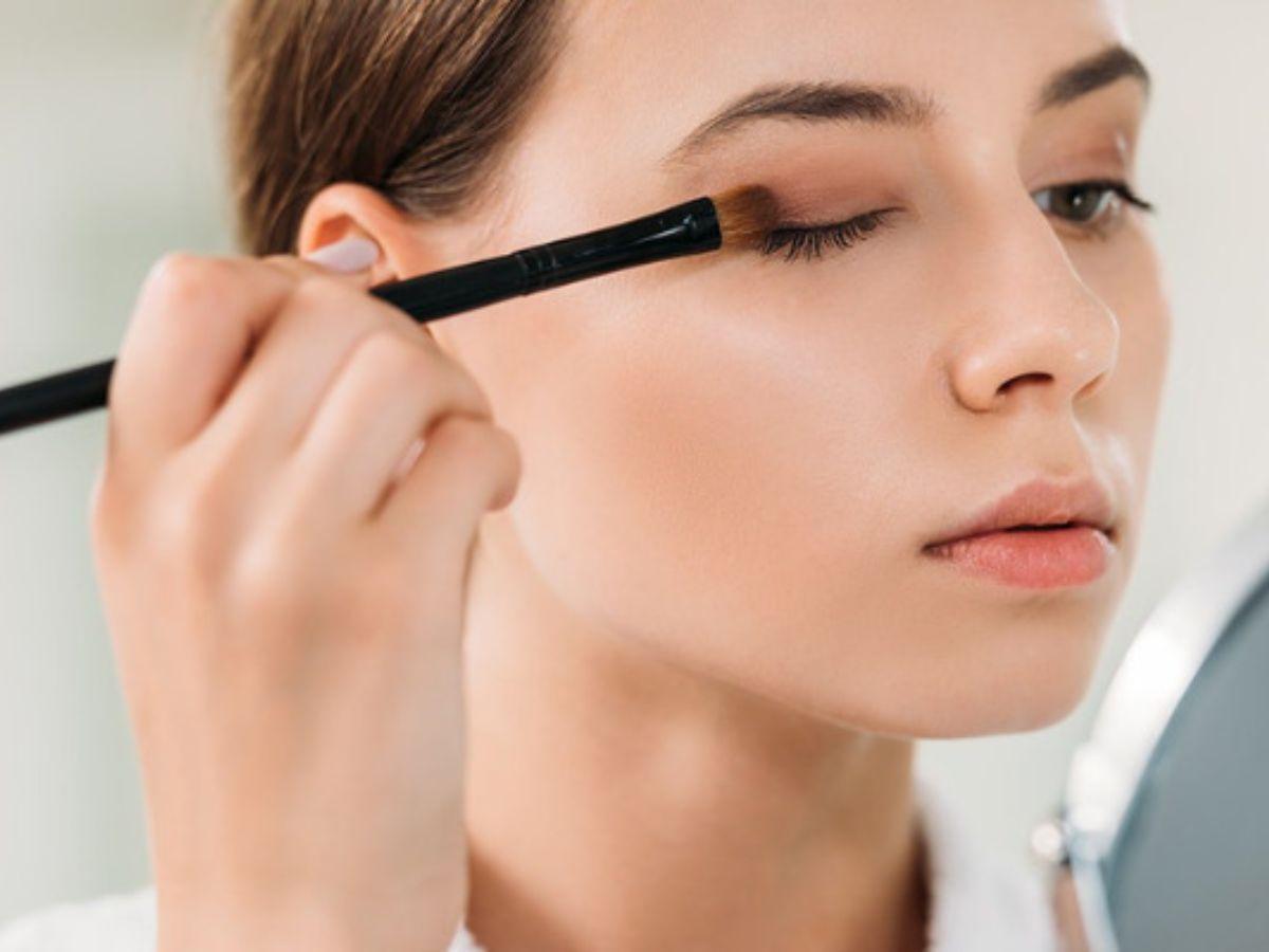Nhấn màu tối ở viền mi và đuôi mắt để tạo độ khói
