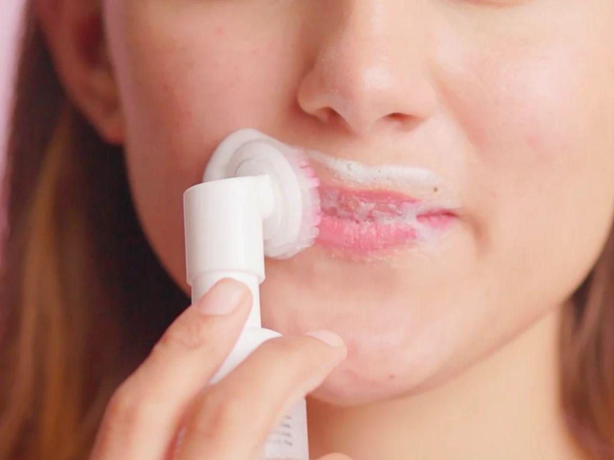 Luôn tẩy trang cho môi khi sau khi dùng son