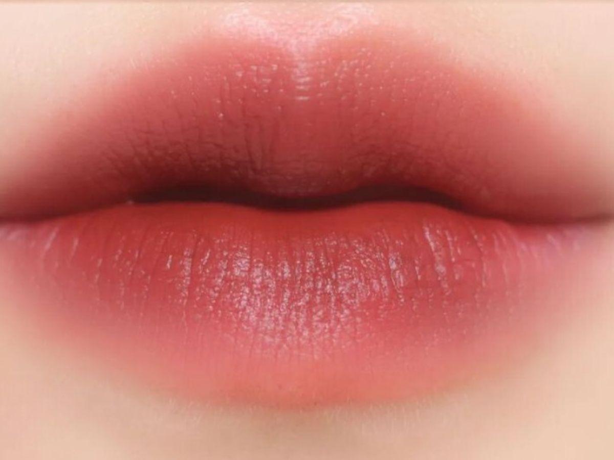 Kết hợp hai màu son cùng tông là cách đơn giản giúp hiệu ứng chuyển màu tự nhiên