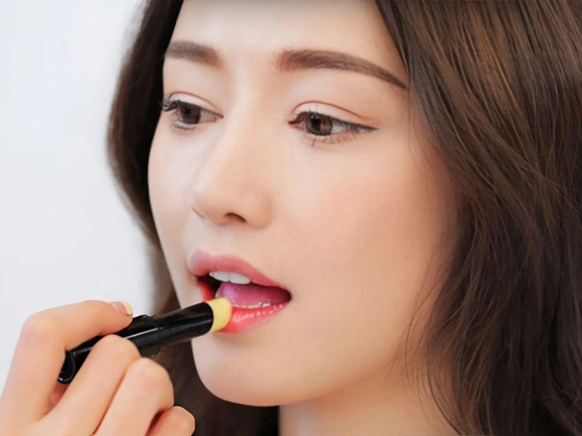 Thoa son dưỡng vào buổi tối giúp môi phục hồi và mềm mịn hơn sau khi ngủ dậy