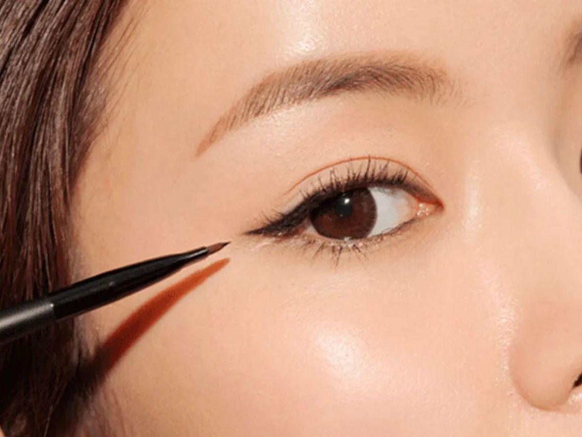 Để tạo viền mắt tự nhiên, đường eyeliner nên thật mảnh và kẻ sát vào chân mi