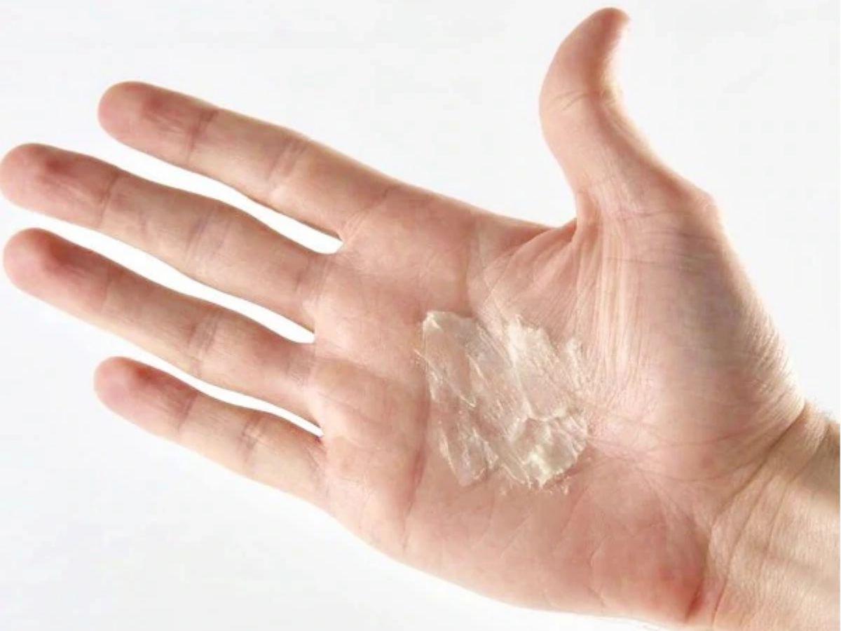 Bước 2: Xoa Tan Pomade Trong Lòng Bàn Tay