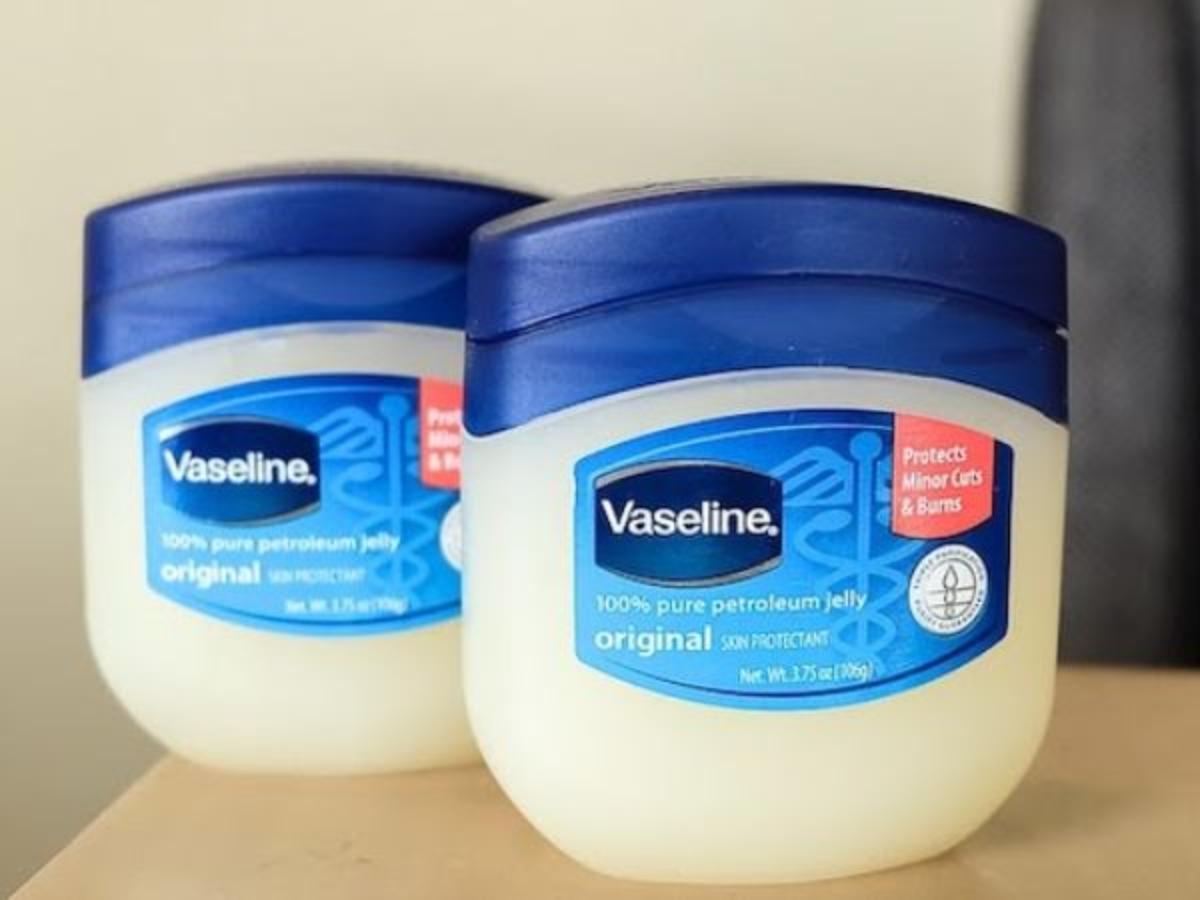  Chuẩn bị một hũ Vaseline để thực hiện tẩy trang