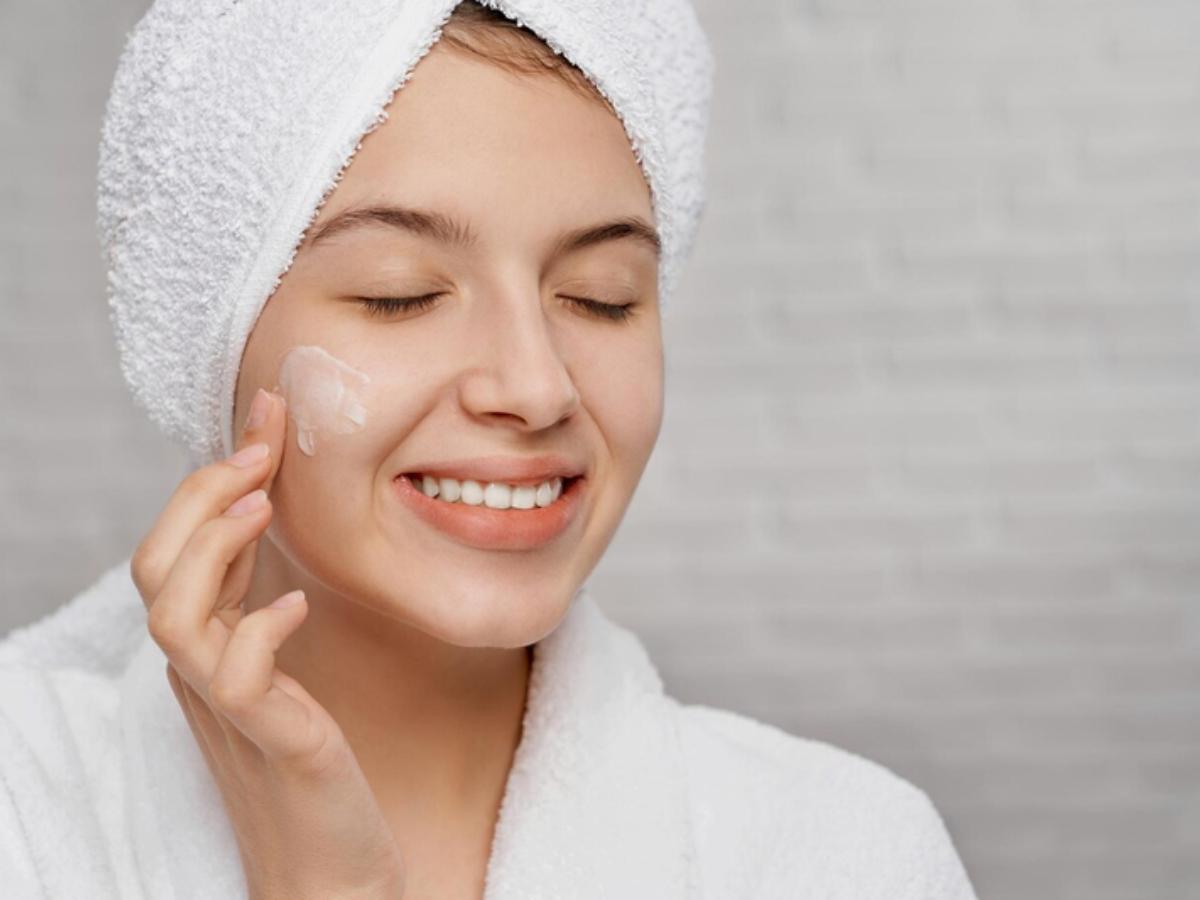 Massage Vaseline nhẹ nhàng trên da