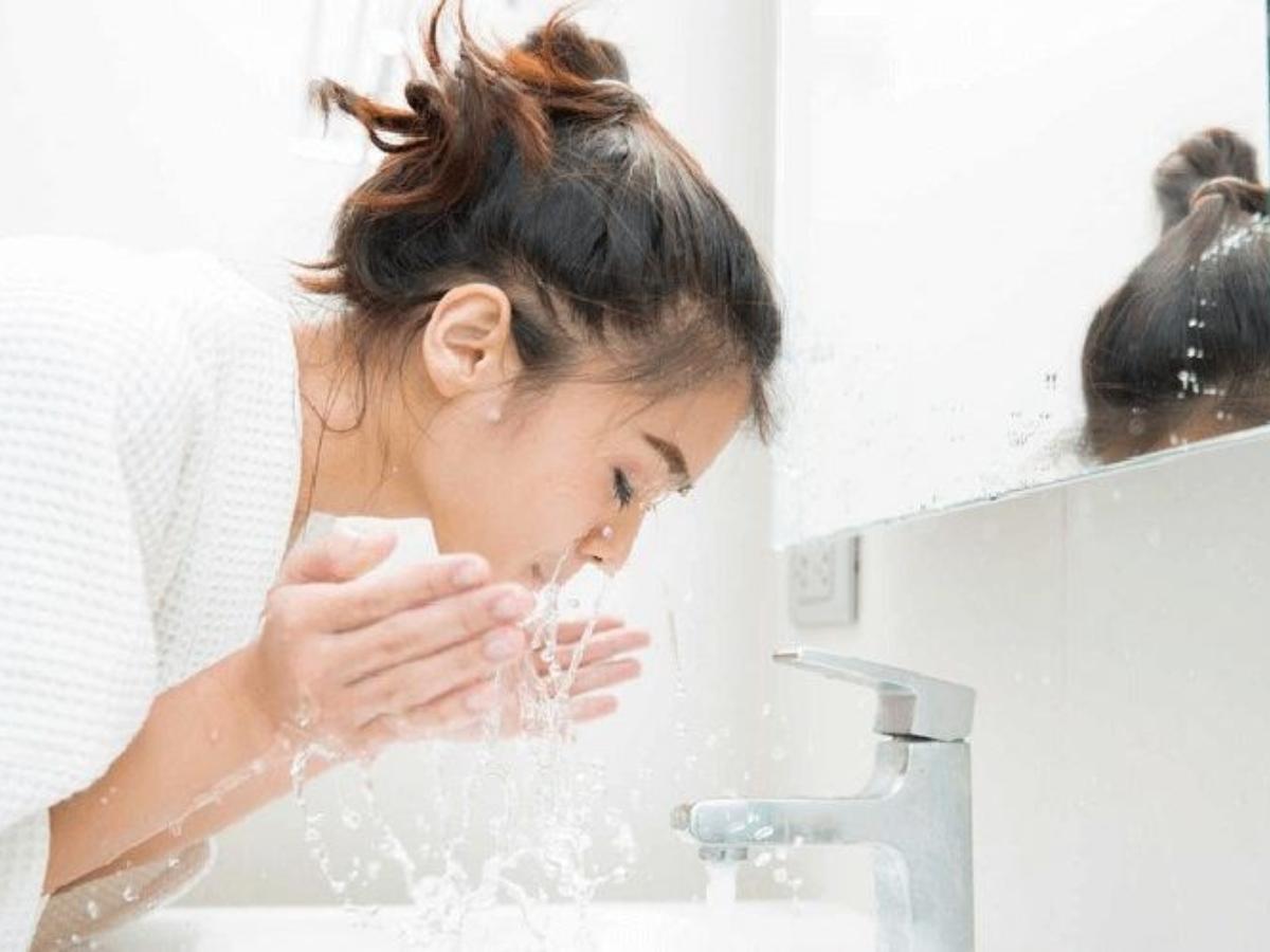 Rửa mặt lại với sữa rửa mặt thật sạch sẽ