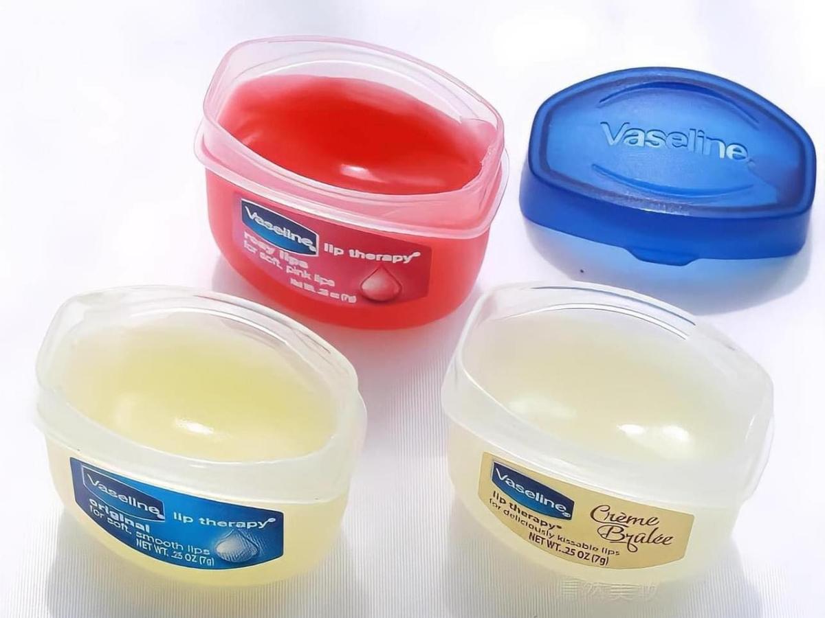 Việc tẩy trang bằng Vaseline có thể tiềm ẩn rủi ro cho da