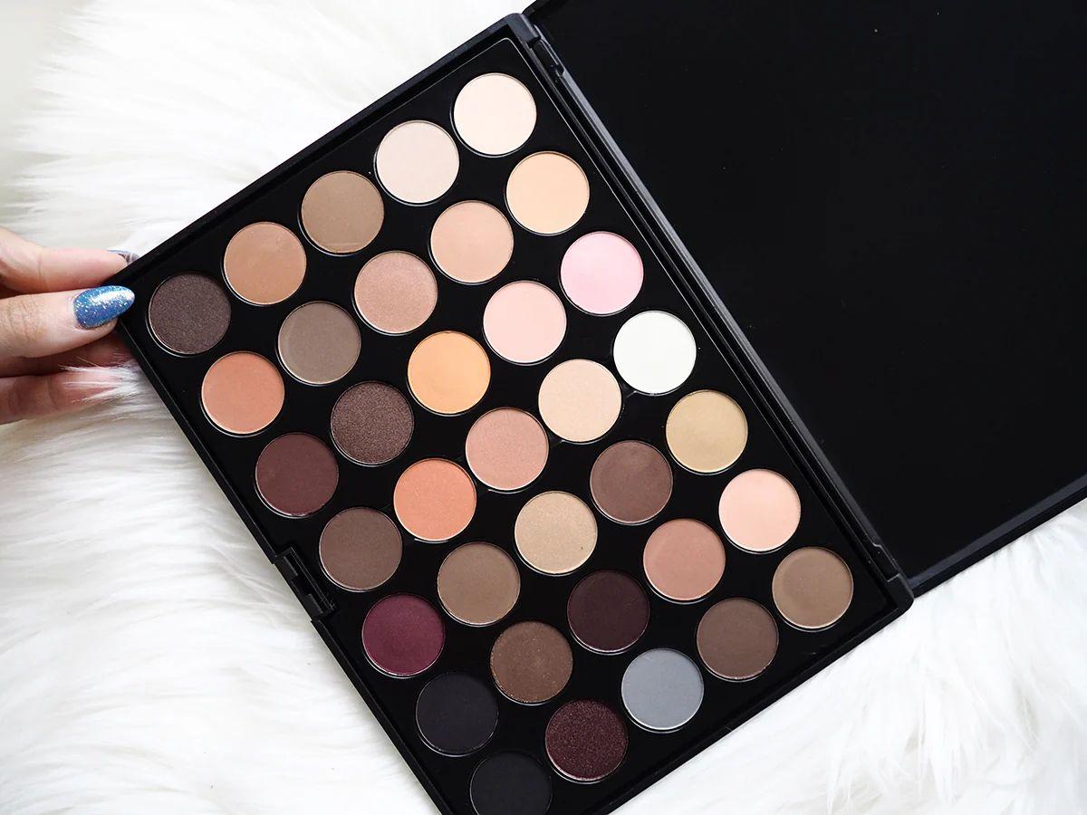 Với makeup tuổi trung niên, hãy chọn các bảng màu trung tính