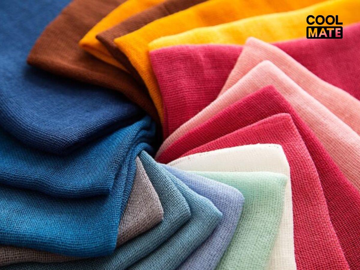 cotton mềm mịn, thoáng khí; linen mát, dễ nhăn; modal/tencel mềm như lụa, thân thiện môi trường