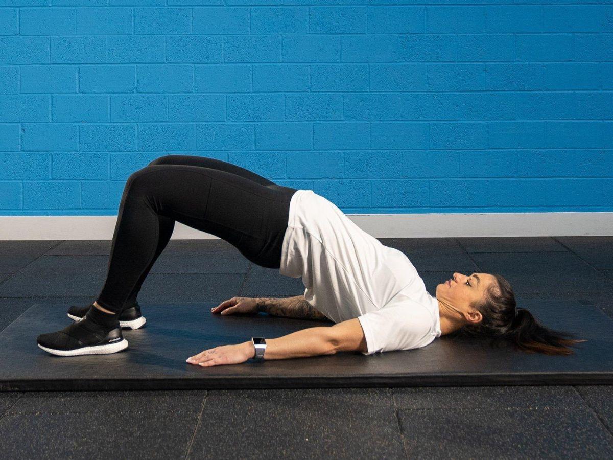 Bài tập glute bridge giúp tăng sức mạnh cơ mông và cơ lõi