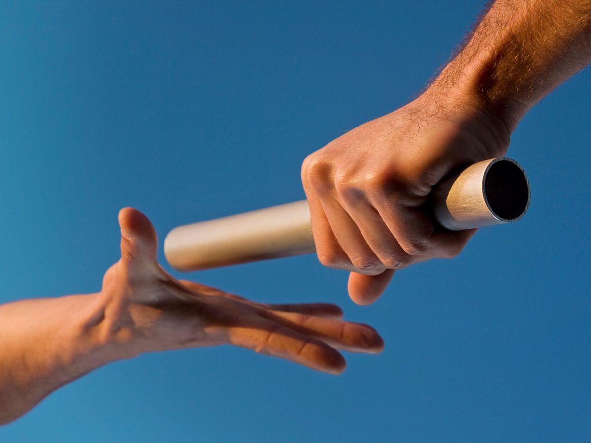 Vận đọng viên phải thực hiện việc trao gậy bằng tay