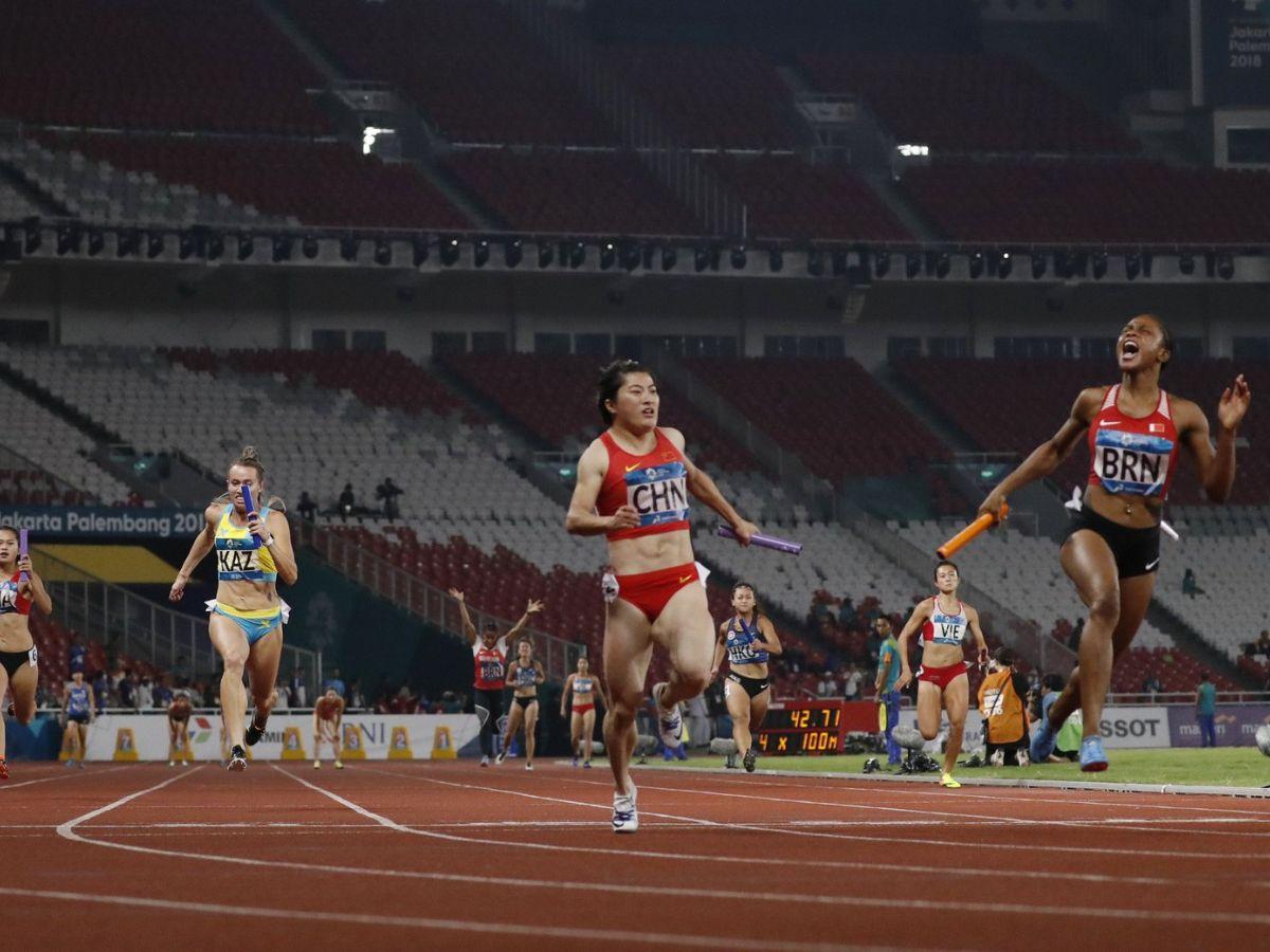 Tăng tốc và thực hiện cú trao gậy cho người cuối cùng trong chặng đường chạy