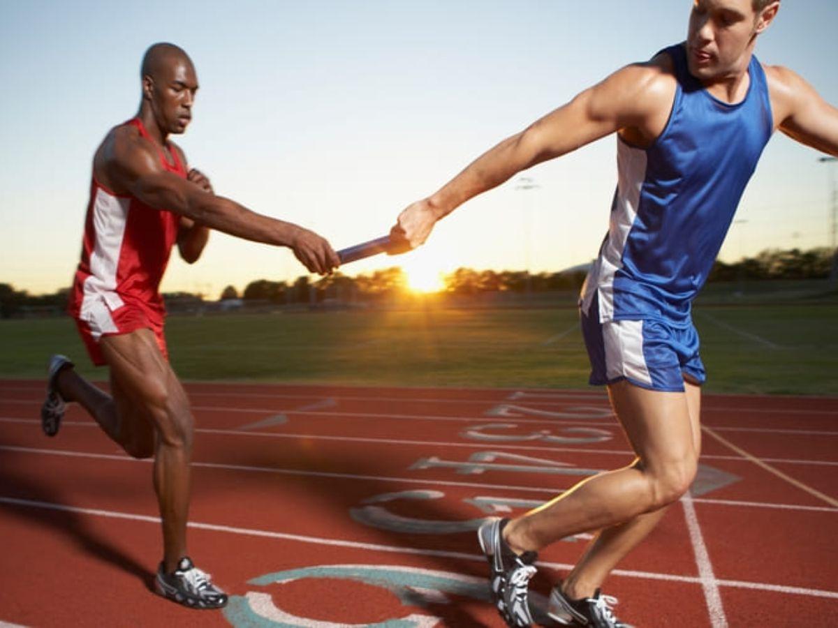 Trao gậy khi người nhận gậy hướng úp bàn tay xuống đất