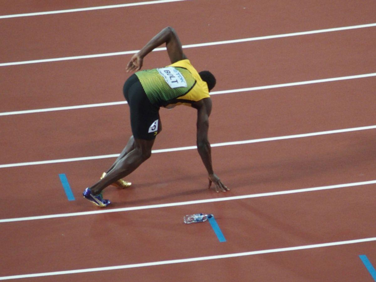 Thực hiện việc chuyền gậy trong vùng trao gậy đã được quy định