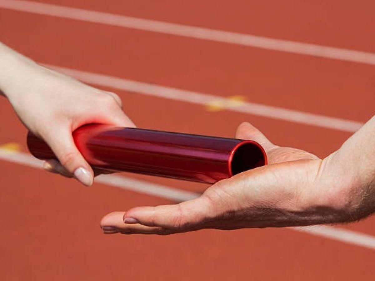 Kỹ thuật trao gậy từ trên xuống vừa nhanh, vừa dễ thực hiện