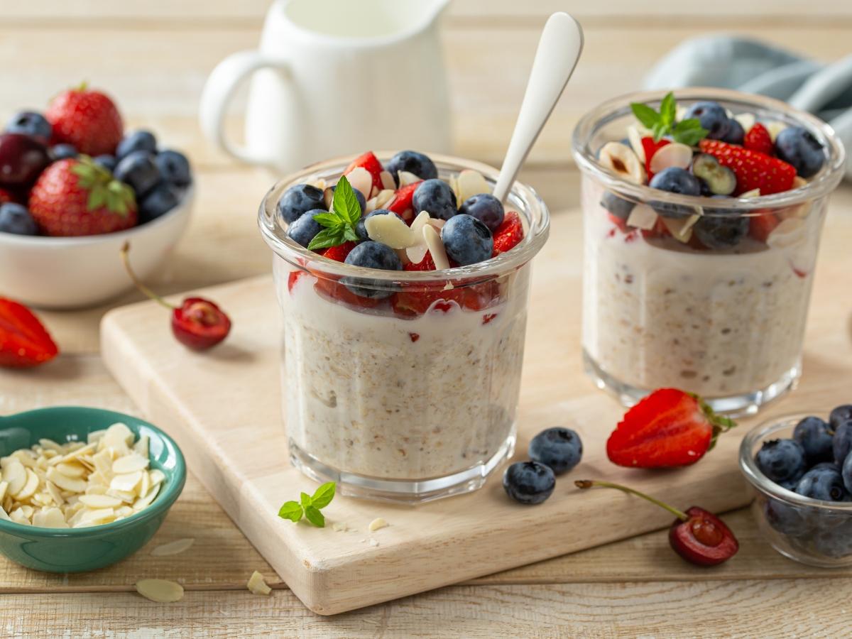 Sinh tố yến mạch vừa cung cấp năng lượng từ carbs phức tạp vừa giúp bổ sung protein