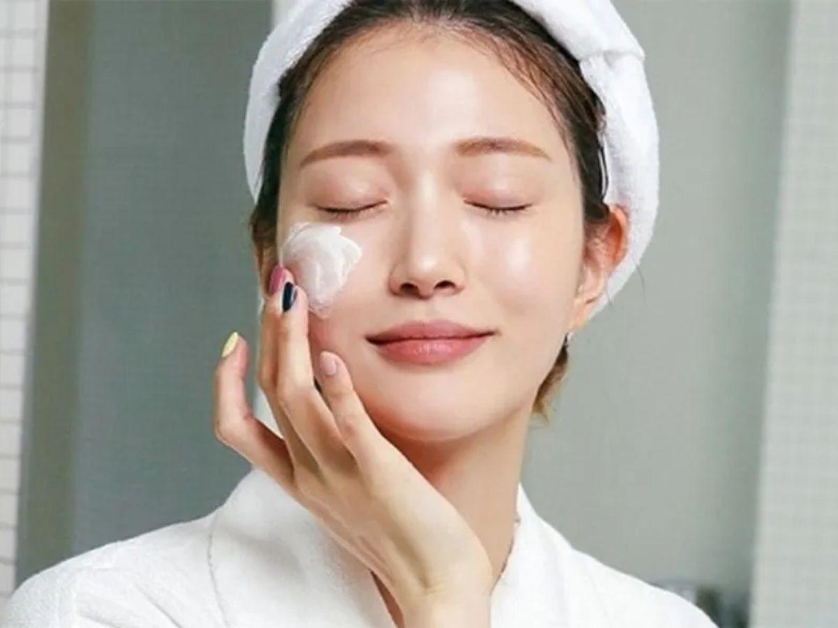 Chuẩn bị da kỹ càng là bí quyết giúp lớp nền bám lâu và mịn màng hơn, đồng thời kiểm soát dầu hiệu quả