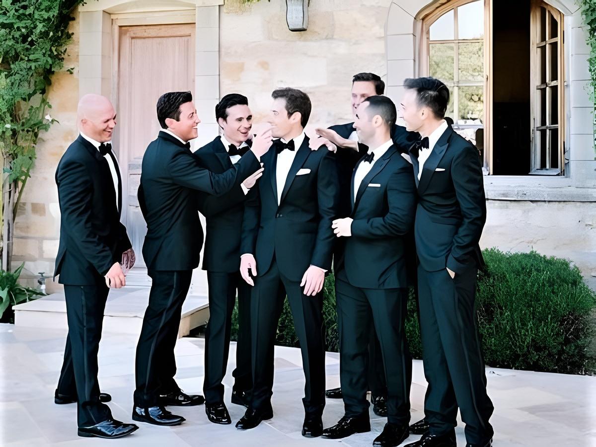 Tôn trọng cô dâu chú rể luôn là ưu tiên hàng đầu khi chọn trang phục đi đám cưới