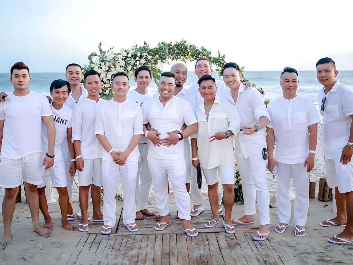 Cách diện trang phục cho tiệc cưới bãi biển phóng khoáng