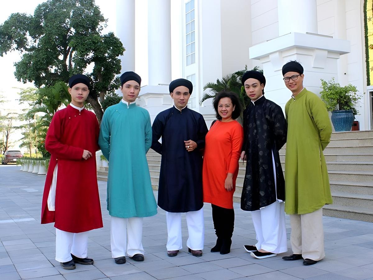 Áo dài cách tân nam là lựa chọn đặc biệt khi tham dự tiệc cưới truyền thống Việt Nam