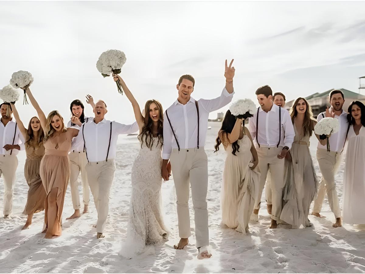 Khi chọn trang phục đi đám cưới, bạn đừng quên để ý đến địa điểm và thời gian tổ chức tiệc