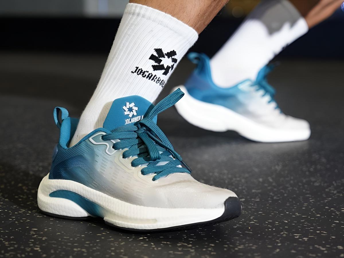 Giày thể thao không phù hợp hoặc giày bẩn có thể phá hỏng toàn bộ bộ trang phục của bạn