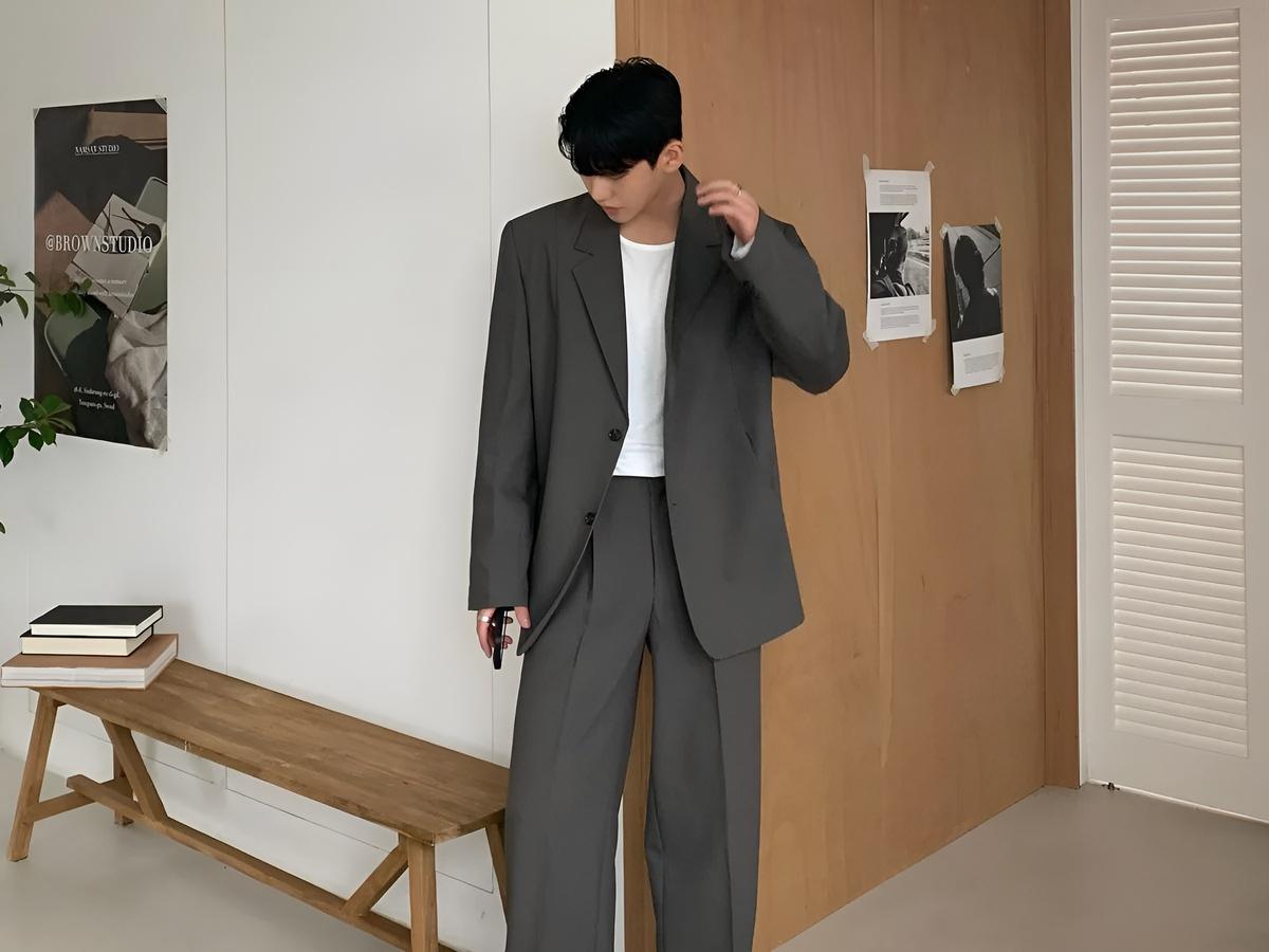 Set đồ này rất linh hoạt, phù hợp nhiều kiểu tiệc cưới từ semi-formal đến smart casual