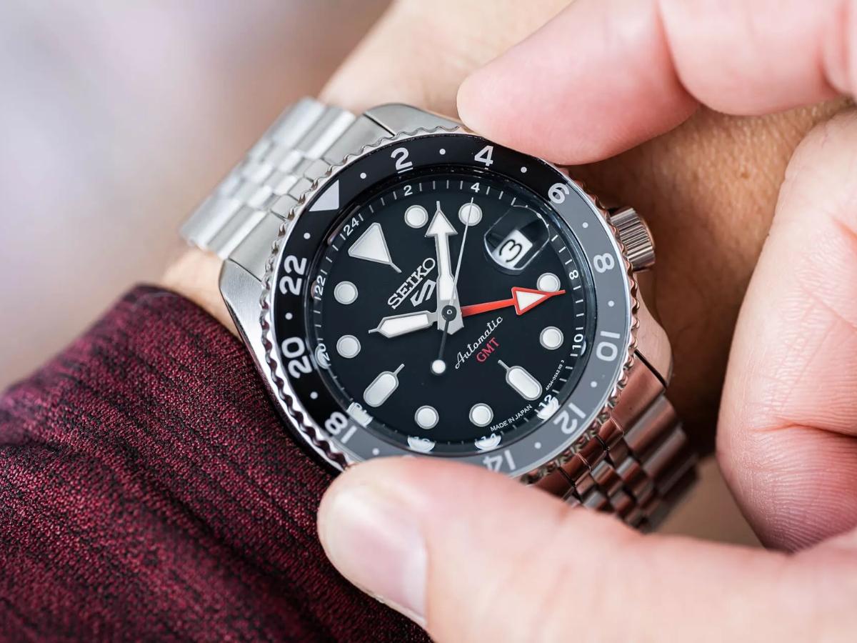 Seiko 5 Sports là phiên bản hiện đại mang thiết kế thể thao đặc trưng với vỏ thép