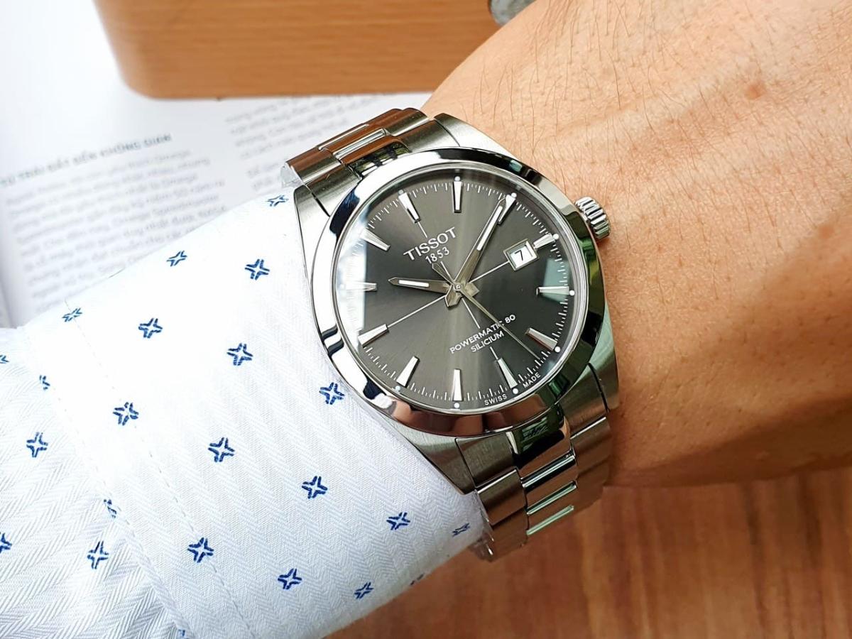 Tissot Gentleman sở hữu thiết kế hiện đại, lịch lãm và dễ kết hợp với mọi trang phục
