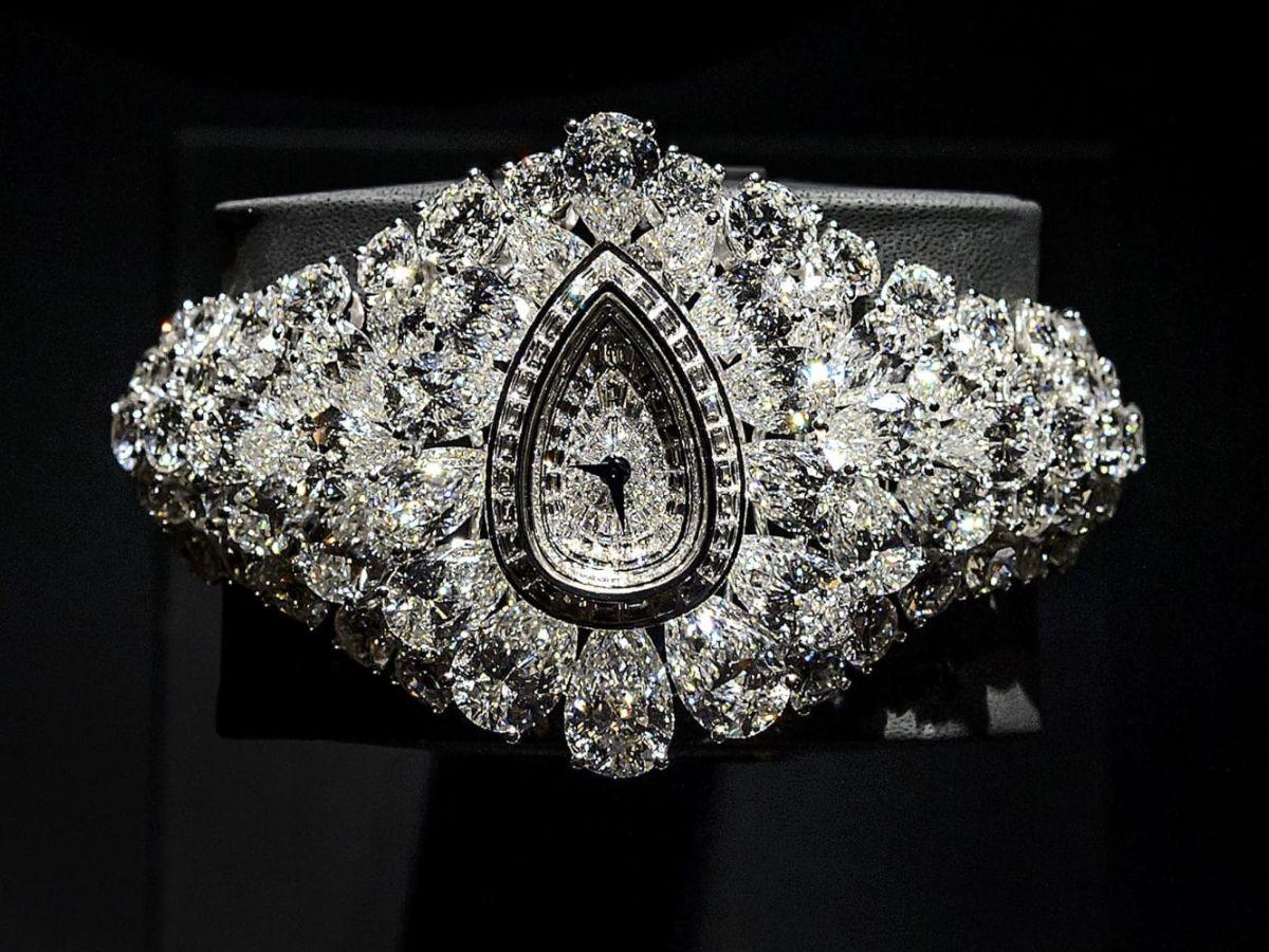 Đồng hồ Graff Diamonds The Fascination với các viên kim cương hình quả lê