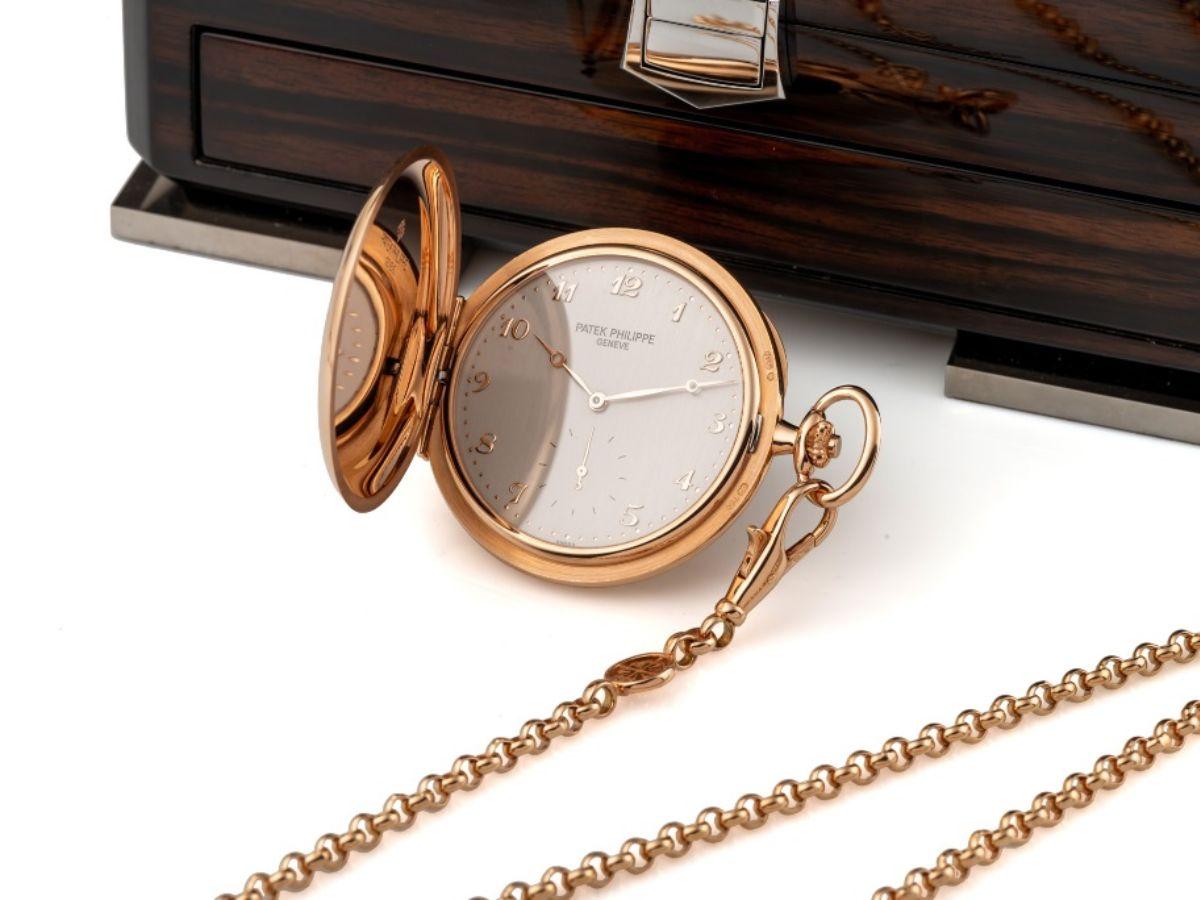 Trái với kiểu open-face, đồng hồ “hunter-case” có thêm một nắp kim loại bảo vệ mặt số