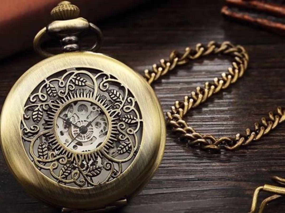 Đồng hồ "Half Hunter" (hay Demi-Hunter) là một biến thể thú vị của Hunter-case