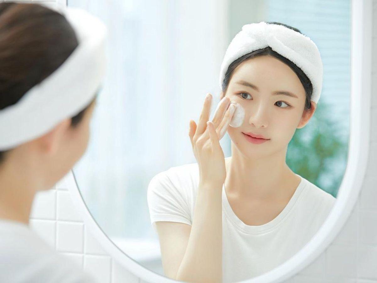 Bạn hãy đảm bảo da được làm sạch kỹ càng, cân bằng với toner