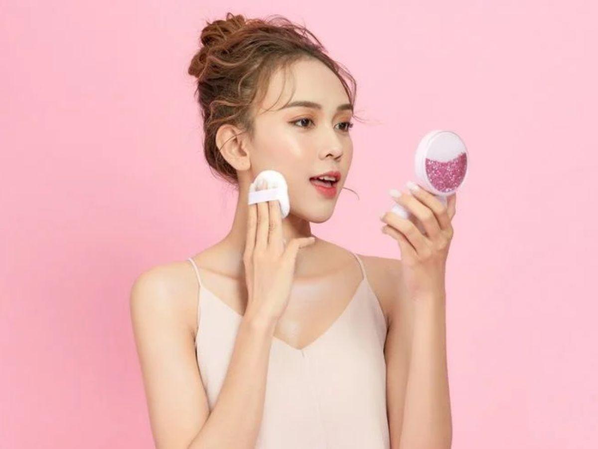 Dùng bông mút ấn nhẹ vào miếng mút chứa cushion để lấy một lượng vừa đủ sản phẩm
