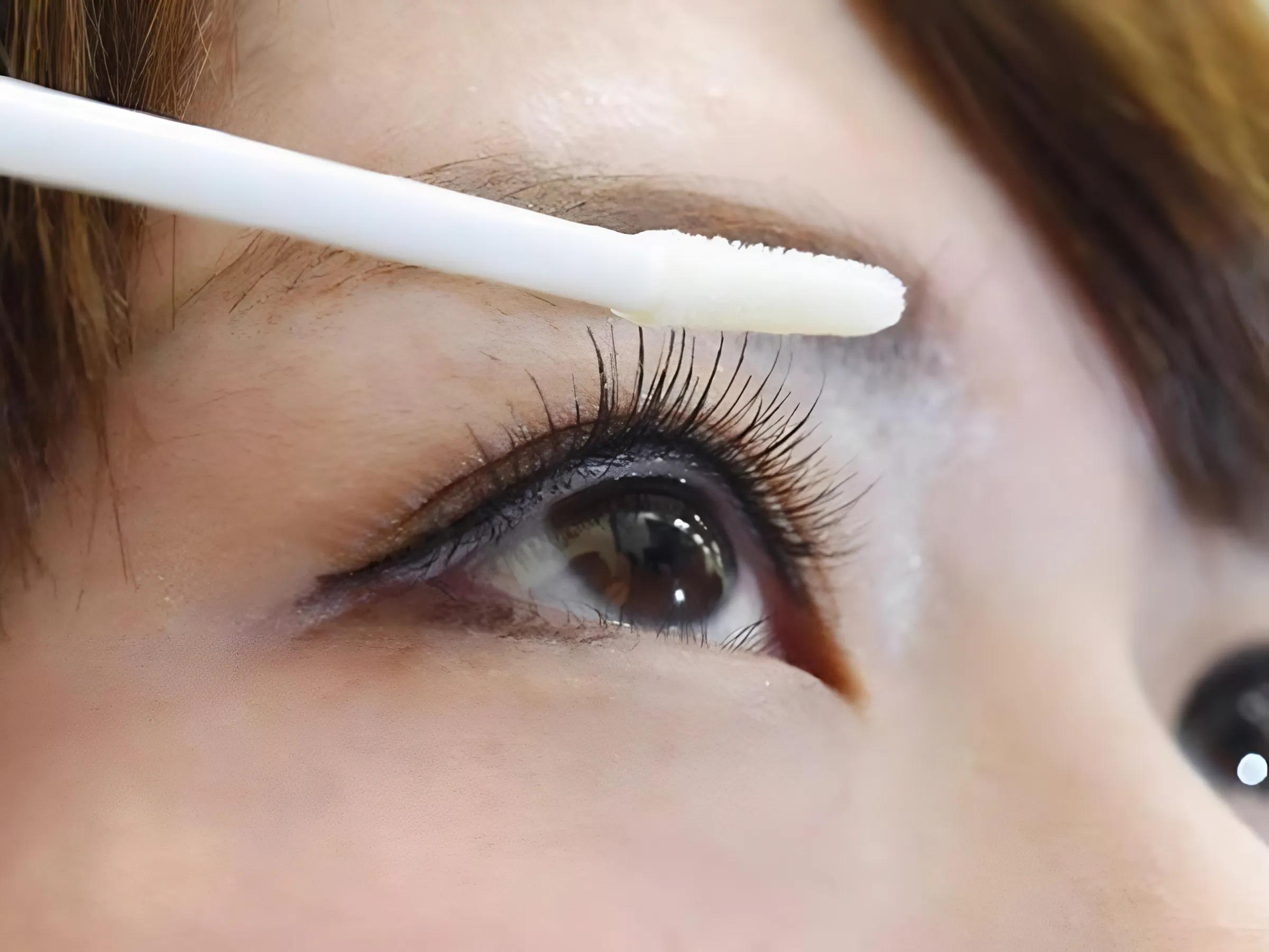 Dùng cọ chuốt mi/vỏ mascara sạch - Chuyên nghiệp hơn một chút