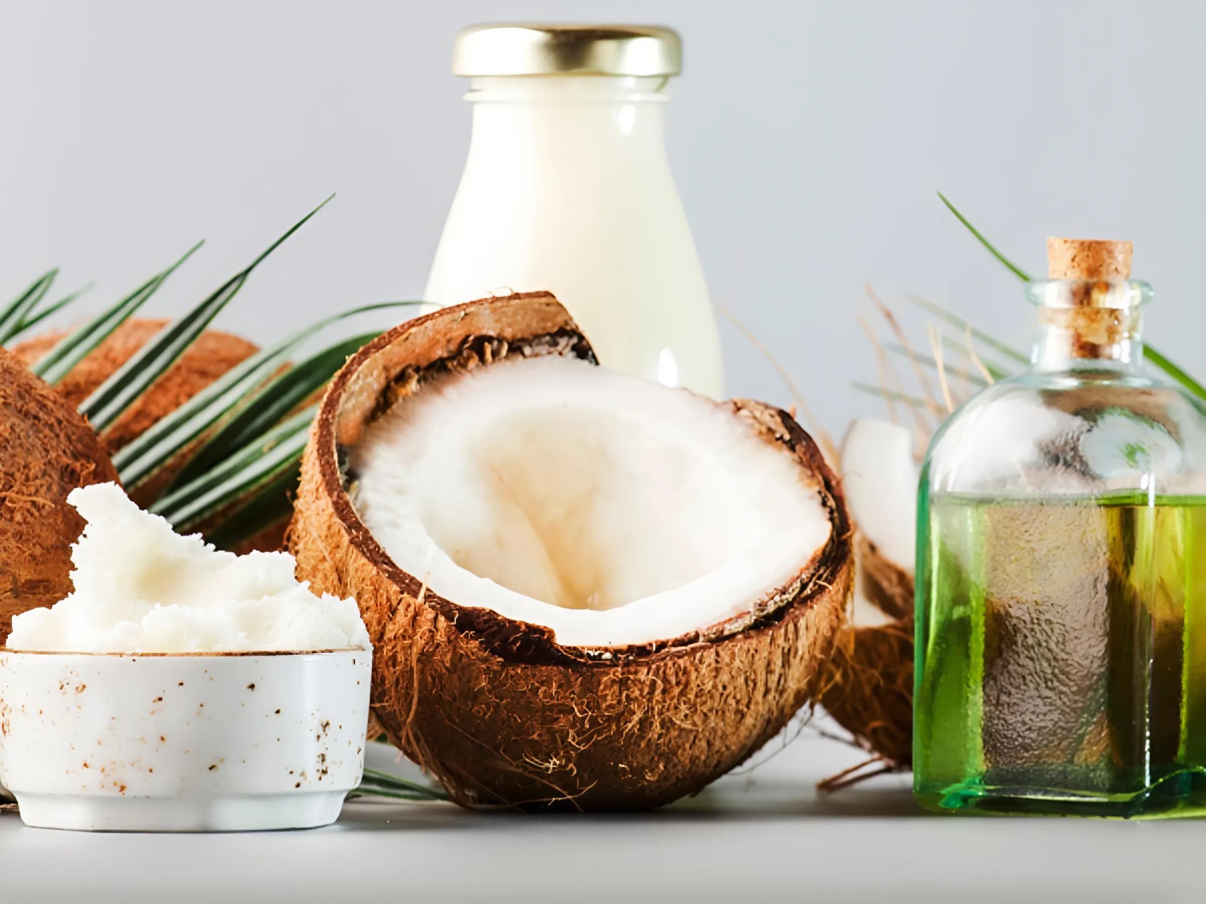 Chỉ cần một lớp dầu thật mỏng, vừa đủ để phủ nhẹ lên các sợi mi là đủ.