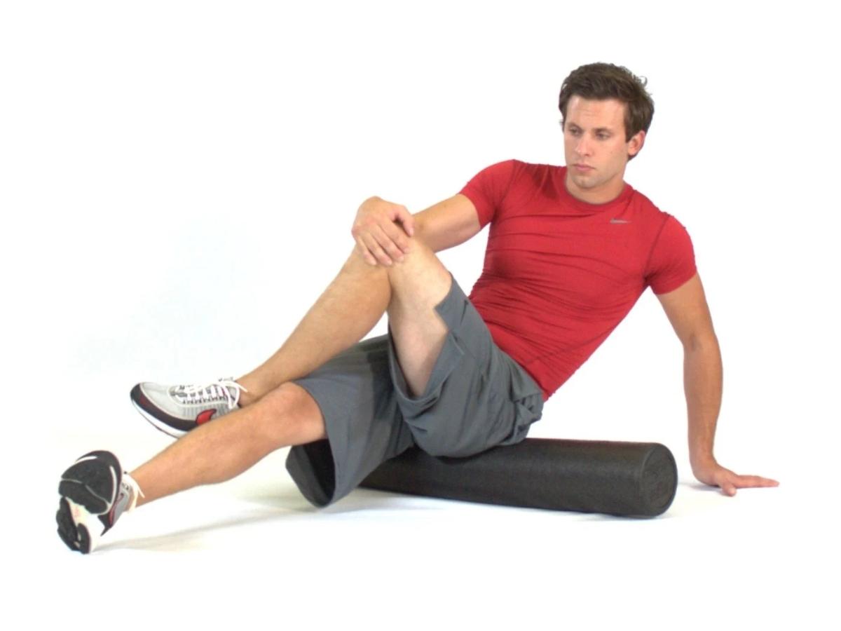 Foam rolling vùng cơ hình lê giúp giảm căng mỏi vùng mông và hông