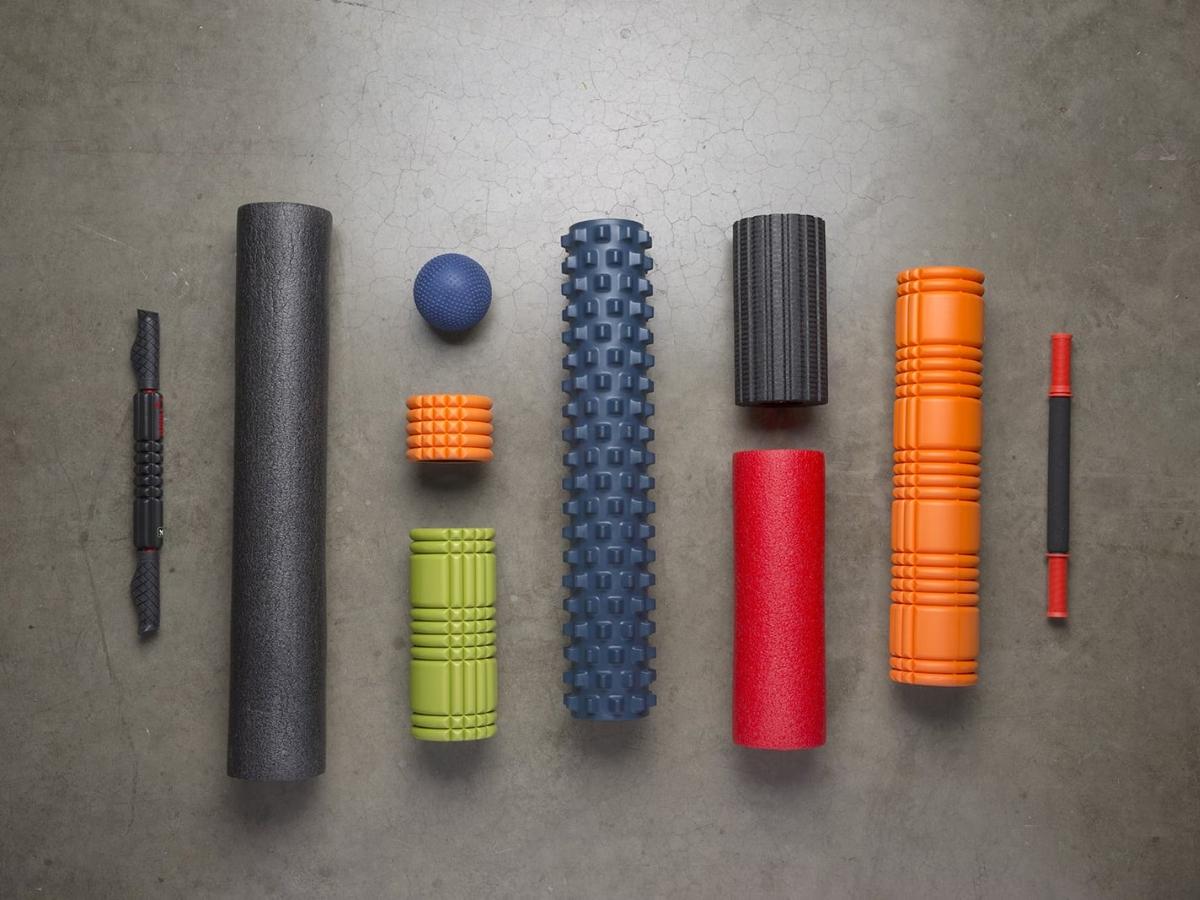 Foam roller là một dụng cụ hình trụ dùng để tự massage sâu vào cơ và mô liên kết