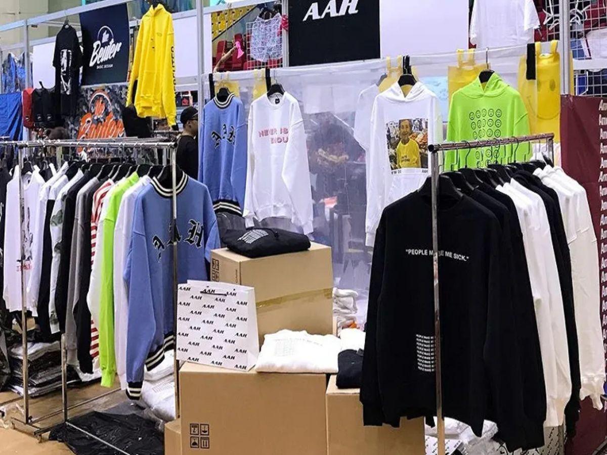 Lợi ích của việc mua trực tiếp là bạn sẽ được sờ tận tay và cảm nhận chất liệu