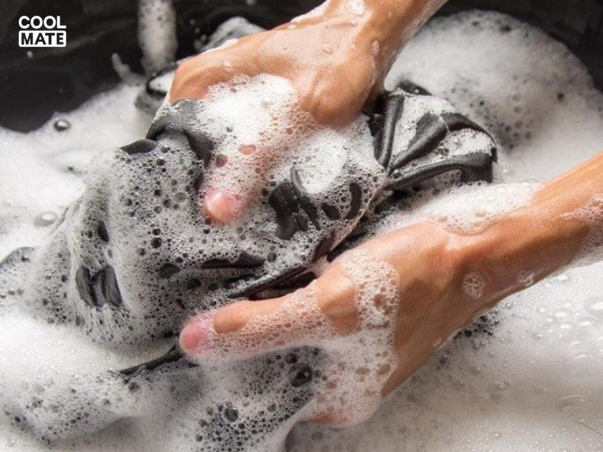Để bảo vệ form dáng và chất vải của đồ bơi hiệu quả nhất hãy ưu tiên cách giặt bằng tay 