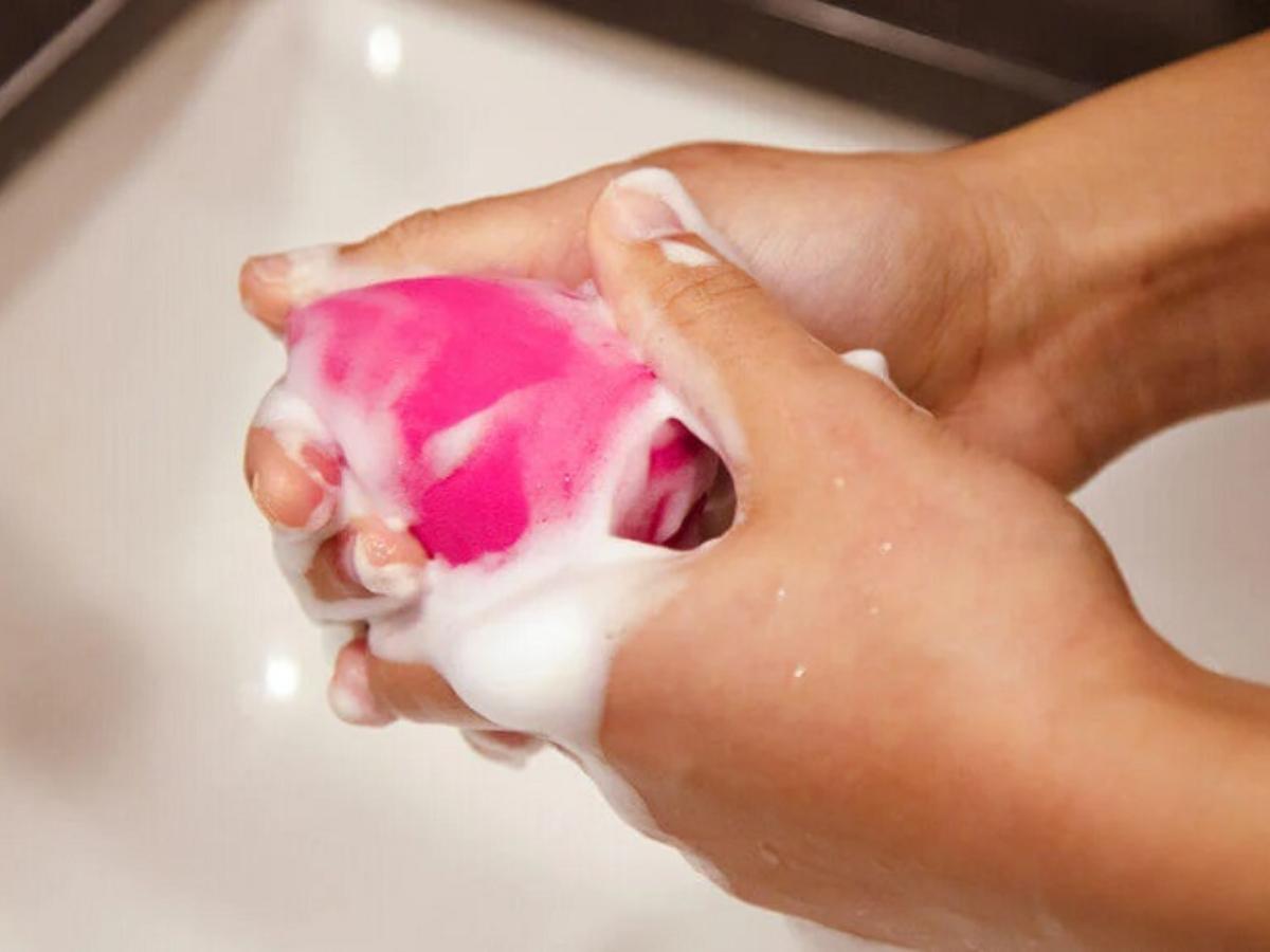 Tần suất lý tưởng để giặt mút trang điểm phục thuộc vào thời gian sử dụng